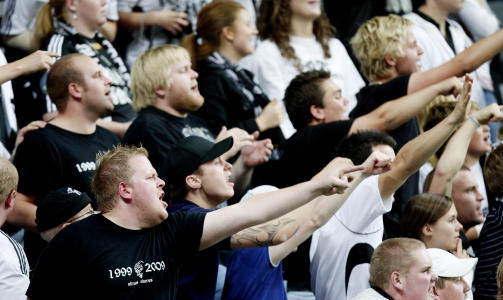 ENGASJEMENT: Rosenborg-supportere under kampen p� Telenor Arena.
Foto: Kyrre Lien, Scanpix