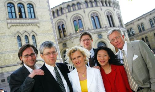 TOK FEIL I 2005: TV2s politiske redaksjon meldte borgerlig flertall utover valgnatta i 2005, mens NRK samtidig meldte r�dgr�nn valgseier. TV2 baserte resultatet p� sin prognosemodell, som viste seg � ikke holde m�l. Valgdagsm�lingen traff de bedre p�, mens NRK bommet. 
Foto: Heiko Junge / SCANPIX