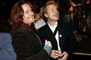 GLAD FOR VALGDAGSM�LINGEN 2005: 
SVs stortingsrepresentanter Heidi S�rensen og Heikki Holm�s jublet for r�d-gr�nt flertall p� den f�rste valgdagsm�ling under partiets valgvake p� Rockefeller i Oslo. 
Foto: Tor Richardsen / SCANPIX