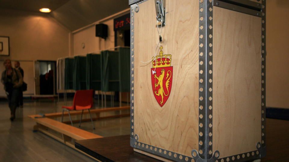 FREMMEDSTEMMER: P� valgdagen er det muliG � stemme i en annen valgkrets enn der du h�rer hjemme. Da legges valgkortet ditt inn i samme konvolutt som stemmeseddelen. Foto: Jarl Fr. Erichsen/SCANPIX