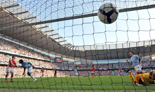 SCORINGEN: Her har Emmanuel Adebayor scoret mot Arsenal - og han starter p� l�peturen til motsatt side av banen. Foto: AFP