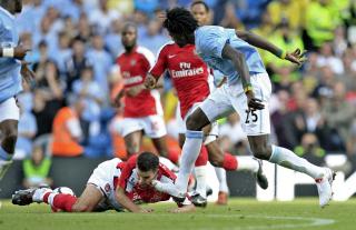 D�MT FOR SPARK: Emmanuel Adebayor er utestengt i tre kamper, inkludert United-matchen, for denne hendelsen. Foto: EPA/MAGI HAROUN