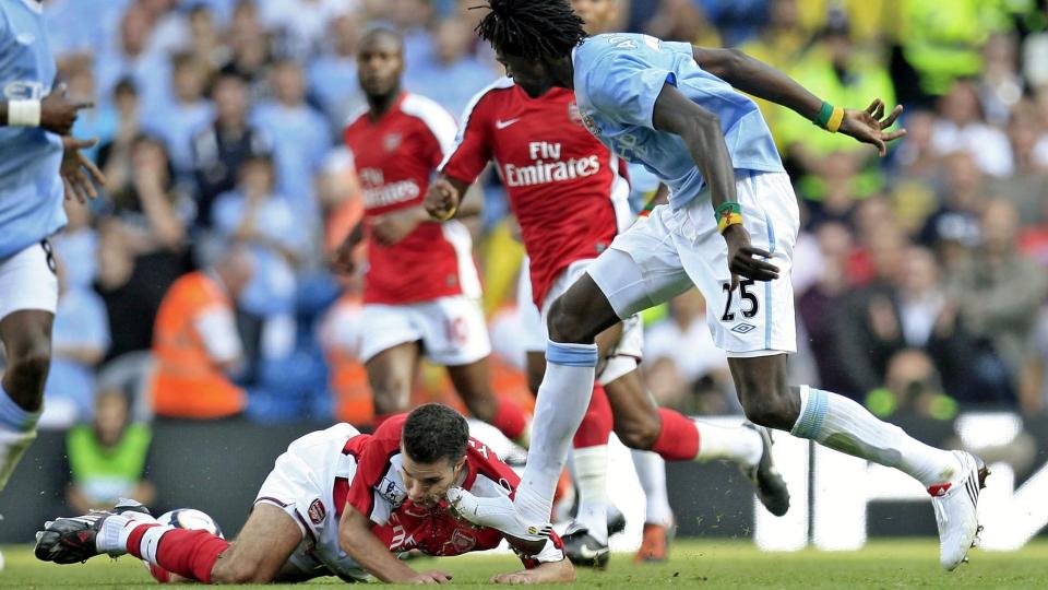 MED VILJE? Debatten raser om hvorvidt Emmanuel Adebayor sparket Robin van Persie i ansiktet med vilje eller om det var et uhell. Foto: Magi Haroun, EPA/Scanpix