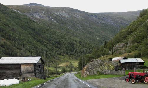 MOT LOM: Gr�nne dalsider og r�de traktorer.