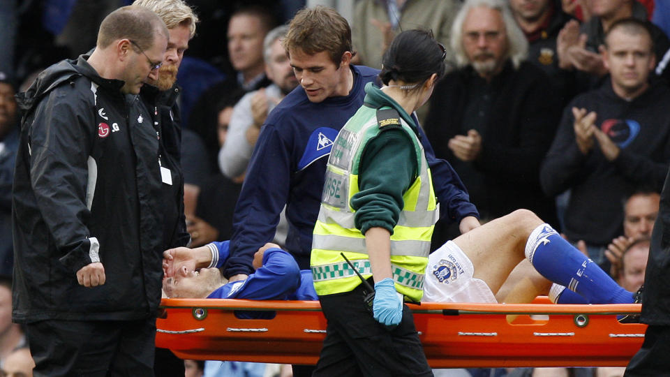 VONDT: Phil Neville klarte ikke � fortsette etter den t�ffe taklingen, og n� viser det seg at han hadde god grunn.Foto: SCANPIX/AP/Kirsty Wigglesworth