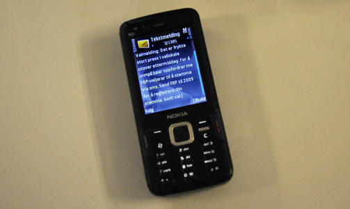- STEM VIA SMS: Denne oppfordringa, betegnet av Frp som en fryktelig d�rlig sp�k, spres i h�y hastighet via sms, Twitter og Facebook. Foto: �istein N. Monsen.