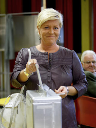 FLERE PARTILISTER MANGLET I STEMMEAVLUKKENE: Valgobservat�rene fra �st-Europa og Sentral-Asia fant flere feil ved valget i g�r. Her avgir Frp-leder Siv Jensen sin stemme. Oslovalget fant observat�rene ingenting � utsette p�. Foto: Erlend Aas / Scanpix