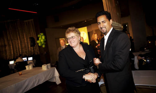 STR�LENDE HUM�R: Nestleder Trine Skei Grande og nyervervelsen Abid Raja er glade partikolleger i kveld. Foto: TORBJ�RN GR�NNING