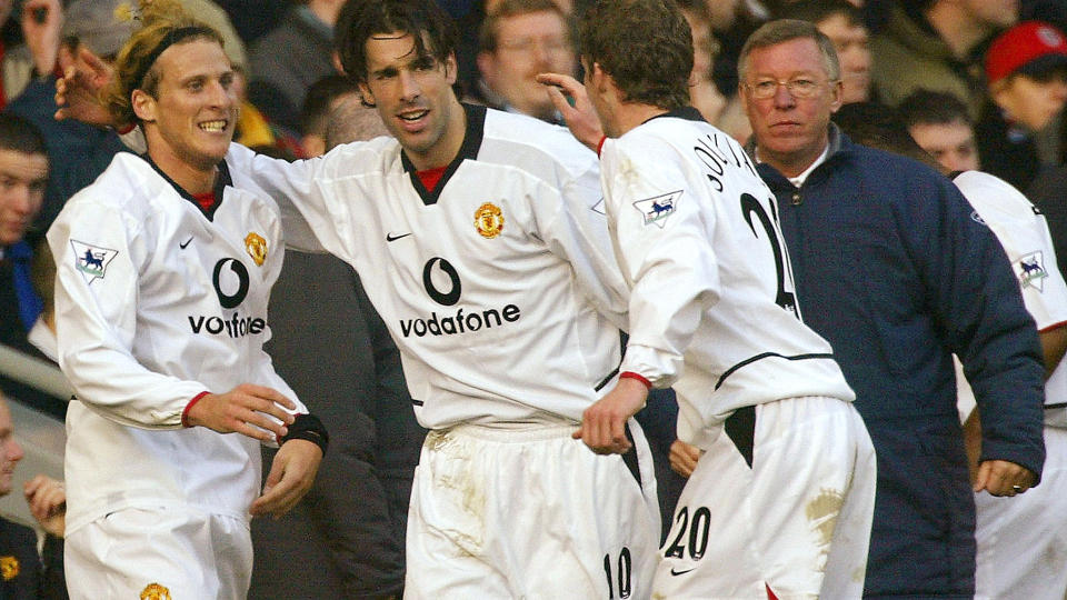 GRRR: Diego Forlan hadde noen gode dager i Manchester United, som her etter � ha scoret to m�l borte mot Liverpool, men til slutt forsvarte ikke prestasjonene en framtid i klubben. Selv forteller spissen at knotteproblematikk var med p� � sette spikeren i kista for United-karrieren. Alex Ferguson foretrekker skruknotter.Foto: SCANPIX/REUTERS/Ian Hodgson
