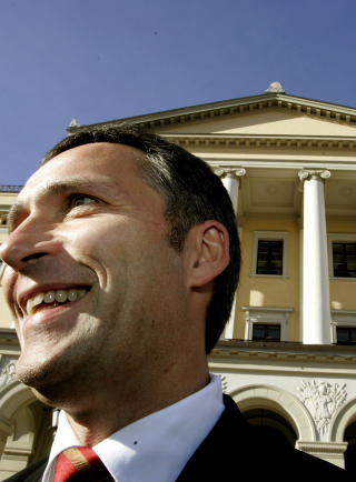 B�R SIKRES: Slottet, som her troner over statsminister Jens Stoltenberg. Foto Bj�rn Sigurds�n / SCANPIX