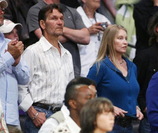 MED KONA: Swayze p� baseballkamp i mai i fjor, sammen med kona gjennom 33 �r, Lisa Niemi. Foto: DANNY MOLOSHOK/REUTERS/SCANPIX