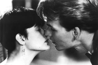 HETT: Mens �Unchained Melody� med Righteous Brothers lyder i bakgrunnen, deler Molly Jensen (Demi Moore) et kyss med sin avd�de kj�reste Sam Wheat (Swayze). �Ghost� (1990) innbrakte Swayze hans andre Golden Globe-nominasjon. Foto: PETER SOREL/PARAMOUNT PICTURES/REUTERS/SCANPIX