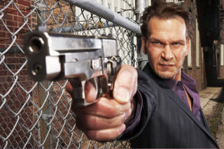 SISTE ROLLE: Swayze som FBI-agenten Charles Barker i TV-serien �The Beast�, som han spilte inn mens han var under cellegiftbehandling. Serien ble rost av kritikerne, men m�tte kanselleres i juni, etter �n sesong, p� grunn av hovedrolleinnehaverens helsetilstand. Foto: MICHAEL MULLER/A&E NETWORKS/REUTERS/SCANPIX