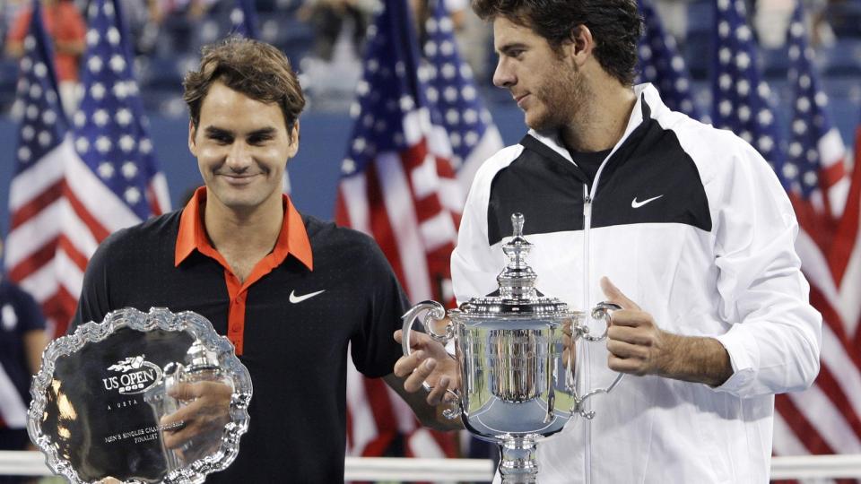 BEUNDRING: Den digre argentineren Juan Martin del Potro (t.h.) overrasket stort og slo Roger Federer i finalen i US Open i natt. Likevel ser det ut til at han sender et beundrende blikk i retning sveitseren.Foto: David Gray, Reuters/Scanpix