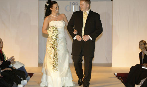 LYKKEN SOM BRAST: Camilla K. Madsen og Magnus Valen-Sendstad fra �Jakten p� kj�rligheten� var �rets brudepar under brudeshowet p� Grand Hotel i Oslo i 2005. N� er situasjonen en annen for de to. Foto: Scanpix.