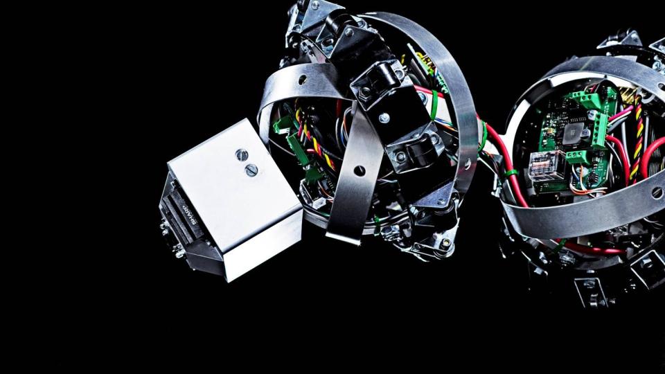 HAR POTENSIAL: Kulko er den mest avanserte roboten SINTEF har utviklet, og har potensial til � bli mer intelligent og l�re � ta egne beslutninger, if�lge forskerne.