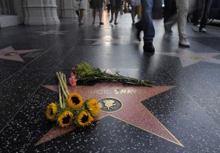 BLOMSTER: P� Swayzes stjerne p� Hollywood Walk of Fame i Los Angeles i dag. Foto: SCANPIX/AP Photo/Jae C. Hong