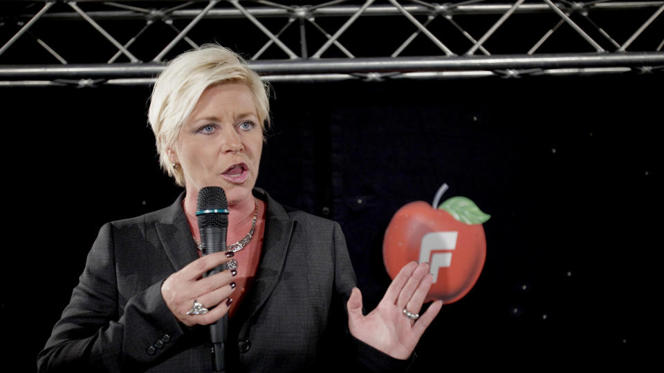 MINDRE KUTT: Frp-leder Siv Jensen presenterte partiets alternative statsbudsjett i g�r. I fjor ville de sette ned avgiftene p� bensin og diesel med 1,25 kroner per liter, for 2010 foresl�r de bare 50 �re.  Foto: Stian Lysberg Solum / Scanpix