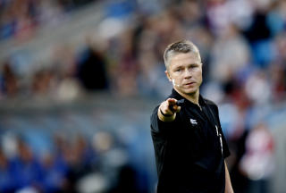 UTEN FLAGG OG FL�YTE: Brage Sandmoen blir ekstra assistent for Tommy Skjerven i Europa League. Foto: Kyrre Lien, Scanpix