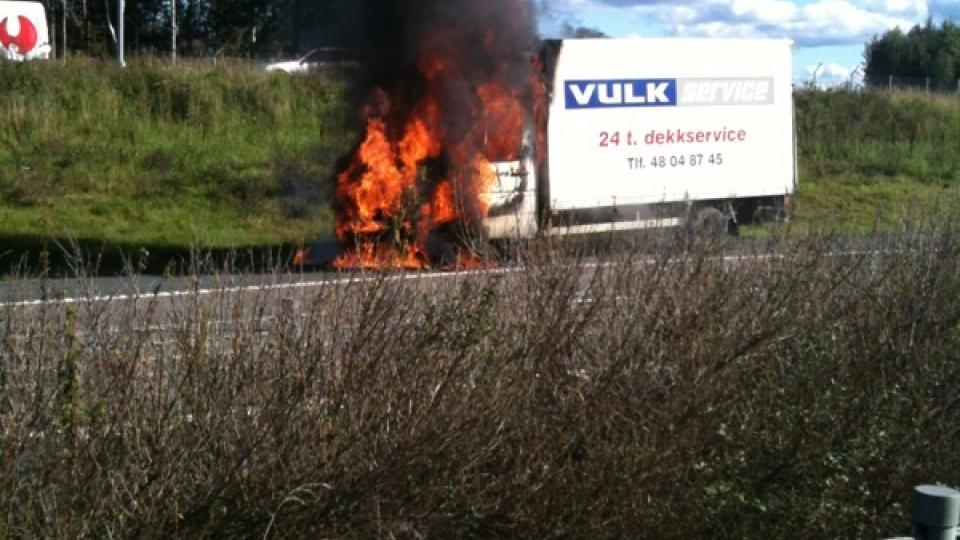 FULL FYR:  Ingen ble skadd, men to personer m�tte redde seg ut da en lastebil tok fyr under kj�ring p� E6 i Rygge i dag. Foto: Ole Jacob Kvennodd
