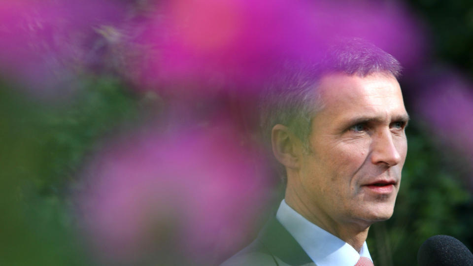 Oslo  20090915.
Statsminister Jens Stoltenberg kommenterer stortingsvalget i hagen i regjeringens representasjonsanlegg tirsdag.
Foto: Lise �serud / Scanpix