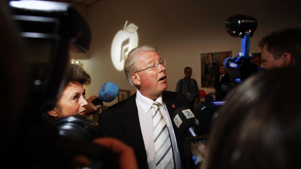 SKADEFRO: Carl I. og Eli Hagen godet seg i natt over at Venstre-leder Lars Sponheim er ute av Stortinget etter at han i valgkampen flere ganger tok sterkt avstand fra Frp. Foto: SIGURD FANDANGO