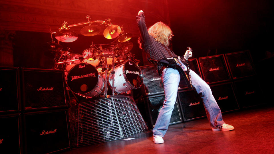 THRASHENS KONGE: Dave Mustaine i spissen for Megadeth p� Rockefeller i Oslo i 2005. Siden da har bandet virkelig toppet formen. Foto: Scanpix