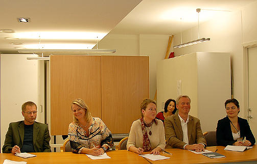 FELTE DOMMEN: Helsingforskomiteens generalsekret�r Bj�rn Engelsland (nummer to fra h�yre) flankert av observat�rene Sergei Duvanov fra Kasakhstan (til venstre) og Anna Natsvlishvili fra Georgia (til h�yre). Helsingforskomiteens informasjonssjef Berit Nising Lindeman (nummer to fra venstre) sitter ved siden av tolken.Foto: Astrid Meland