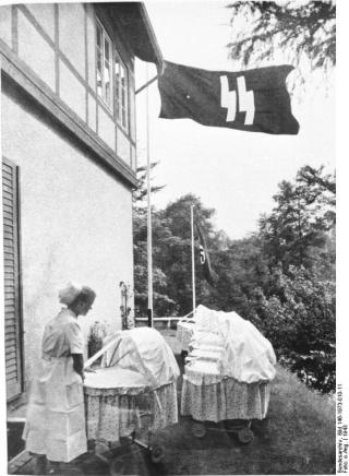 TOK SEG AV ALENEMØDRENE: Himmler satte igang Lebensborn for å ta seg av barna til de med godt blod. Hjemmene var luksuriøst innredet. Ugifte mødre ble tatt imot med en gang graviditeten var synlig. Gifte kvinner som bodde her måtte ta av seg gifteringene for å skåne de ugifte. Foto WIKIMEDIA/Deutsches Bundesarchiv TOK SEG AV ALENEMØDRENE: Himmler satte igang Lebensborn for å ta seg av barna til de med godt blod. Hjemmene var luksuriøst innredet. Ugifte mødre ble tatt imot med en gang graviditeten var synlig. Gifte kvinner som bodde her måtte ta av seg gifteringene for å skåne de ugifte. Foto WIKIMEDIA/Deutsches Bundesarchiv