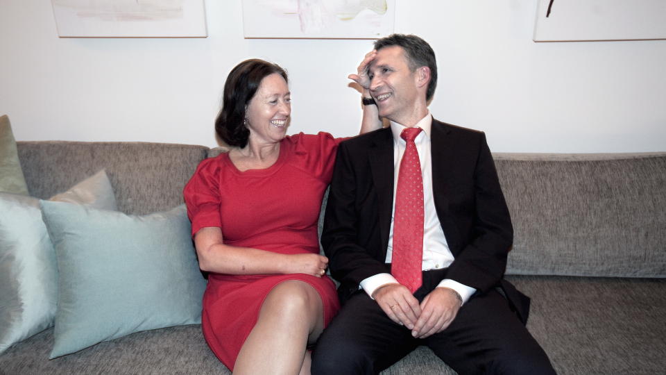 ENDELIG HJEMME: Dagbladet var med da Jens Stoltenberg dro hjem til kona Ingrid Schulerud i statsministerboligen klokka 01.45 i natt, vel vitende om at han blir der i fire �r til. Kona har ikke sett mye til ham de siste m�nedene. Foto: HENNING LILLEG�RD/DAGBLADET