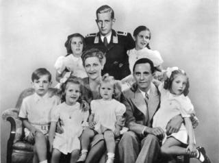 EN AV FÅ STORFAMILIER: Joseph Goebbels og kona Magda fikk seks barn, og Magda mottok Morskorset for innsatsen. Bak står Harald Quandt Magdas sønn fra første ekteskap. Barna ble drept av moren 1. mai 1945 før hun og mannen begikk selvmord. Quandt ble en mektig industrimann i Vest-Tyskland etter krigen. Foto: WIKIMEDIA/Deutsches Bundesarchiv EN AV FÅ STORFAMILIER: Joseph Goebbels og kona Magda fikk seks barn, og Magda mottok Morskorset for innsatsen. Bak står Harald Quandt Magdas sønn fra første ekteskap. Barna ble drept av moren 1. mai 1945 før hun og mannen begikk selvmord. Quandt ble en mektig industrimann i Vest-Tyskland etter krigen. Foto: WIKIMEDIA/Deutsches Bundesarchiv
