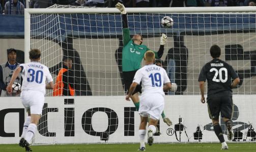 ...OG: Her g�r den over Johnny Leoni i Z�rich-m�let. Foto: SCANPIX/REUTERS/Arnd Wiegmann