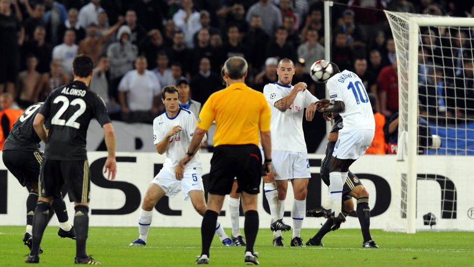 IKKE F�RSTE GANG: Cristiano Ronaldo trengte to fors�k fra god frisparkposisjon p� � gi Real Madrid ledelsen i Champions League-�pningen. Her forsvinner ballen... Foto: SCANPIX/AP/Keystone, Walter Bieri