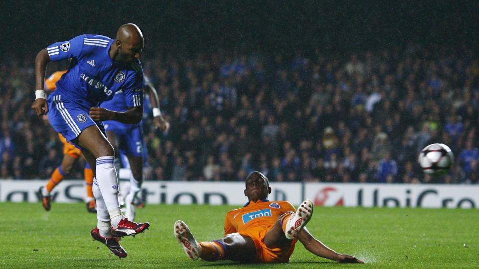 AVGJ�RELSEN: Nicolas Anelka setter her inn sitt tredje m�l p� seks kamper denne sesongen. Foto: AP