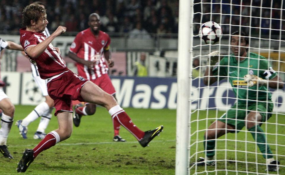 SNAPPET POENG: Bordeaux'  Jaroslav Plasil snek seg inn p� Gianluigi Buffons bakre stolpe og utliknet for franskmennene. Det bet�d ett sv�rt viktig poeng.Foto: SCANPIX/ REUTERS/Stefano Rellandini