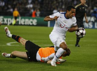 V�KNET PLUTSELIG: Iker Casillas feiltaklet Alexandre Alphonse, og Z�rich fikk en tidlig straffe i andre omgang. Foto: SCANPIX/AP/Steffen Schmidt
