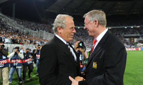 FORN�YD: Sir Alex Ferugson blir her gratulert av Besiktas-trener Mustafa Denizli. Skotten er godt forn�yd med det spillerne leverte i Istanbul-gryta. Foto: AFP