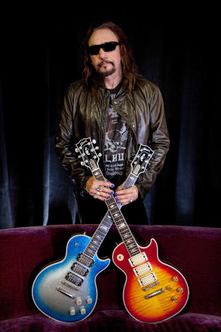 HEDRET AV GIBSON: Gjennom hele karrieren har Frehley blitt assosiert med Gibson Les Paul-gitarer - og Gibson p� sin side hedrer eks-Kiss-stjernen med signaturmodeller av gitaren - dvs. instrumenter som tilsvarer Frehleys egne. Foto: KEVIN BRITTON/HANDOUT/SCANPIX