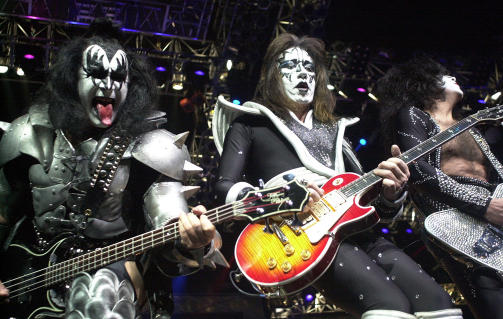 EKSKOLLEGER: Frehley (i midten) mellom Gene Simmons (t.v.) og Paul Stanley (t.h.) under Kiss' avskjedskonsert i Detroit i 2000. Bandet fortsatte imidlertid � eksistere, men da uten Frehley p� laget. Foto: PAUL WARNER/AP/SCANPIX