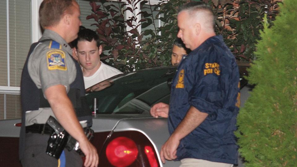 ANHOLDT:  Raymond Clark III (24) eskorteres ut av huset der han bor i g�r kveld. Politiet ransaket i g�r leiligheten hans i Middletown i Connecticut og sikret seg DNAet til den Yale-ansatte mannen. Foto: REUTERS/Yale University Police/Handout/Scanpix