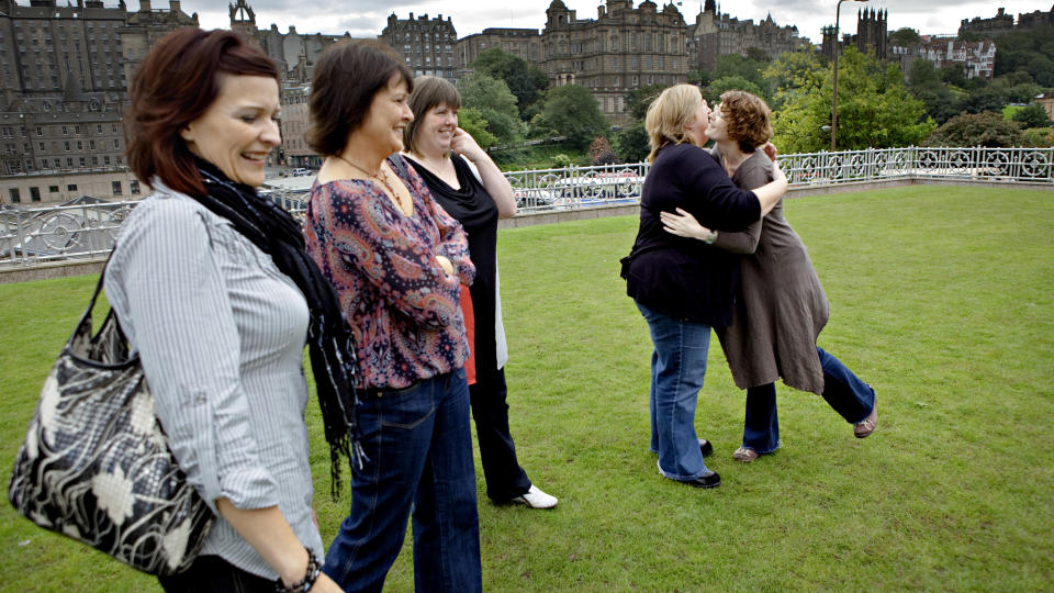 STERKT GJENSYN: De britiske etterlatte kom fra alle kanter av landet for � samles i Edinburgh, halvannet �r etter at de f�rste gang m�ttes for � ta opp erstatningssaken med Norge. Gjensynsgleden var stor, (f.v) Lyse Simon, Ann Marie McCreath, Linda Crammond, Ruth Crammond og Clare Lucas. Foto: Lars Eivind Bones