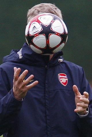 ARSENE �S� IKKE HENDELSEN� WENGER: Arsenal-manager Arsene Wenger skj�nner ikke hvordan Manchester Citys manager Mark Hughes kan forsvare Emmanuel Adebayors spark mot Robin van Persie som et uhell. Som om Wenger aldri har f�tt utsikten sperret n�r hans spillere har gjort noe galt... Foto: Eddie Keogh, Reuters/Scanpix
