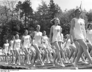 TYSKE JENTERS FORBUND: I den nasjonalsosialistiske masseorganisasjonen for jenter mellom 14 og 18 år ble kvinneidealet dyrket. Dette er en gymnastikkoppvisning fra 1941. Foto: WIKIMEDIA/Deutsches Bundesarchiv TYSKE JENTERS FORBUND: I den nasjonalsosialistiske masseorganisasjonen for jenter mellom 14 og 18 år ble kvinneidealet dyrket. Dette er en gymnastikkoppvisning fra 1941. Foto: WIKIMEDIA/Deutsches Bundesarchiv