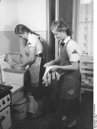INGEN KVINNER I YRKESLIVET: Målet til nazistene var intensivering av kjønnslivet, tidlige ekteskap og kvinner bak kjøkkenbenken. Det var imidlertid ingen grunn til å overdrive. Sex to til tre ganger i uka fikk holde. Foto: WIKIMEDIA/Deutsches Bundesarchiv INGEN KVINNER I YRKESLIVET: Målet til nazistene var intensivering av kjønnslivet, tidlige ekteskap og kvinner bak kjøkkenbenken. Det var imidlertid ingen grunn til å overdrive. Sex to til tre ganger i uka fikk holde. Foto: WIKIMEDIA/Deutsches Bundesarchiv