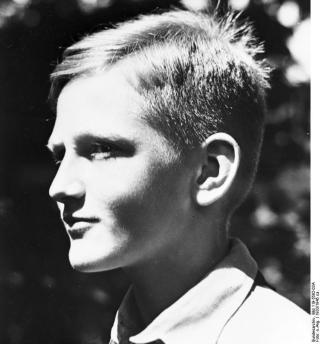 DEN NASJONALSOSIALISTISKE ADAM: Raseguruen Hans Günther fastsatte skjønnhetskriteriene i Det tredje riket. Mannen skulle være «Blond. Struttende av sunnhet og kraft, høy, med brede skuldre, smale hofter og et bestemt og seierssikkert drag i ansiktet.» Foto: WIKIMEDIA/Deutsches Bundesarchiv DEN NASJONALSOSIALISTISKE ADAM: Raseguruen Hans Günther fastsatte skjønnhetskriteriene i Det tredje riket. Mannen skulle være «Blond. Struttende av sunnhet og kraft, høy, med brede skuldre, smale hofter og et bestemt og seierssikkert drag i ansiktet.» Foto: WIKIMEDIA/Deutsches Bundesarchiv