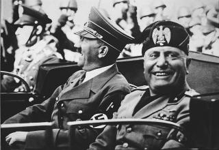 HITLER OG MUSSOLINI: Da en korrekt kledd Hitler viste seg på stranda med Mussolini i badebukse, gikk denne vitsen Tyskland rundt: «Adolf vil skjule den siste arbeidsløse, mens Benito vil se ned på den siste opprøreren.» Hitler fikk ingen barn og sexlivet ser ut til å ha vært lite utesvevende. Foto: SCANPIX HITLER OG MUSSOLINI: Da en korrekt kledd Hitler viste seg på stranda med Mussolini i badebukse, gikk denne vitsen Tyskland rundt: «Adolf vil skjule den siste arbeidsløse, mens Benito vil se ned på den siste opprøreren.» Hitler fikk ingen barn og sexlivet ser ut til å ha vært lite utesvevende. Foto: SCANPIX