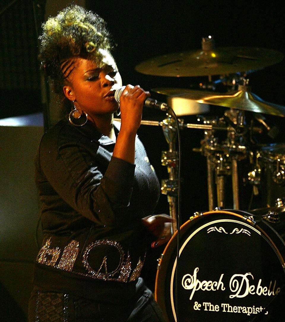 VANT PRESTISJEPRIS: Speech Debelle gj�r stor lykke med harde oppveksthistorier, mindre lykke som klimprende kassegitar-rapper. Foto: AP/Scanpix