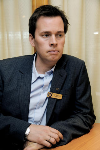 LITEN TRO P� POLITIET::  Ulf Brodalen fra Rica Travel hotell opplevde at hotellet ble ranet to ganger i fjor. Han tror bransjen selv m� s�rge for � �ke sikkerheten for � f� slutt p� ranene. Foto: Foto:Jacques Hvistendahl