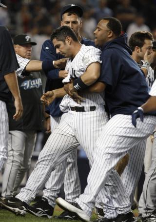 STARTET SLAGET: Jorge Posada m�tte eskorteres ut av banen etter � f�rst ha blitt utvist, og deretter satt i gang slagsm�let. Foto: SCANPIX/AP/Kathy Willens