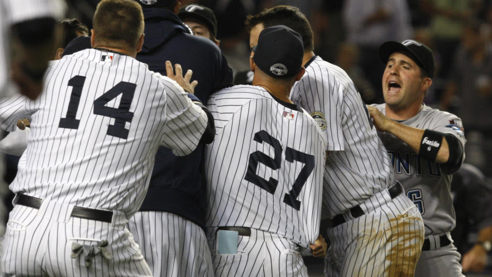 RUMBLE IN THE BRONX: New York Yankees og Toronto Blue Jays havnet i et voldsomt masseslagsm�l etter gjensidige beskyldninger om bevisste fors�k p� � treffe mannen og ikke balltreet. Foto: SCANPIX/AP Photo/Kathy Willens)